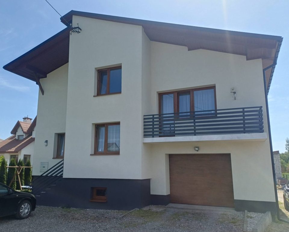 Elewacja domu w Koprzywnicy od strony garażu po ociepleniu ścian styropianem