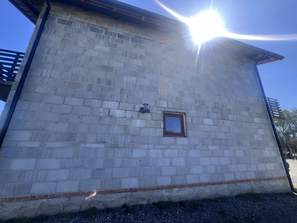 Ściana szczytowa domu z 1981 r. przed ociepleniem — mur z pustaków bez tynku
