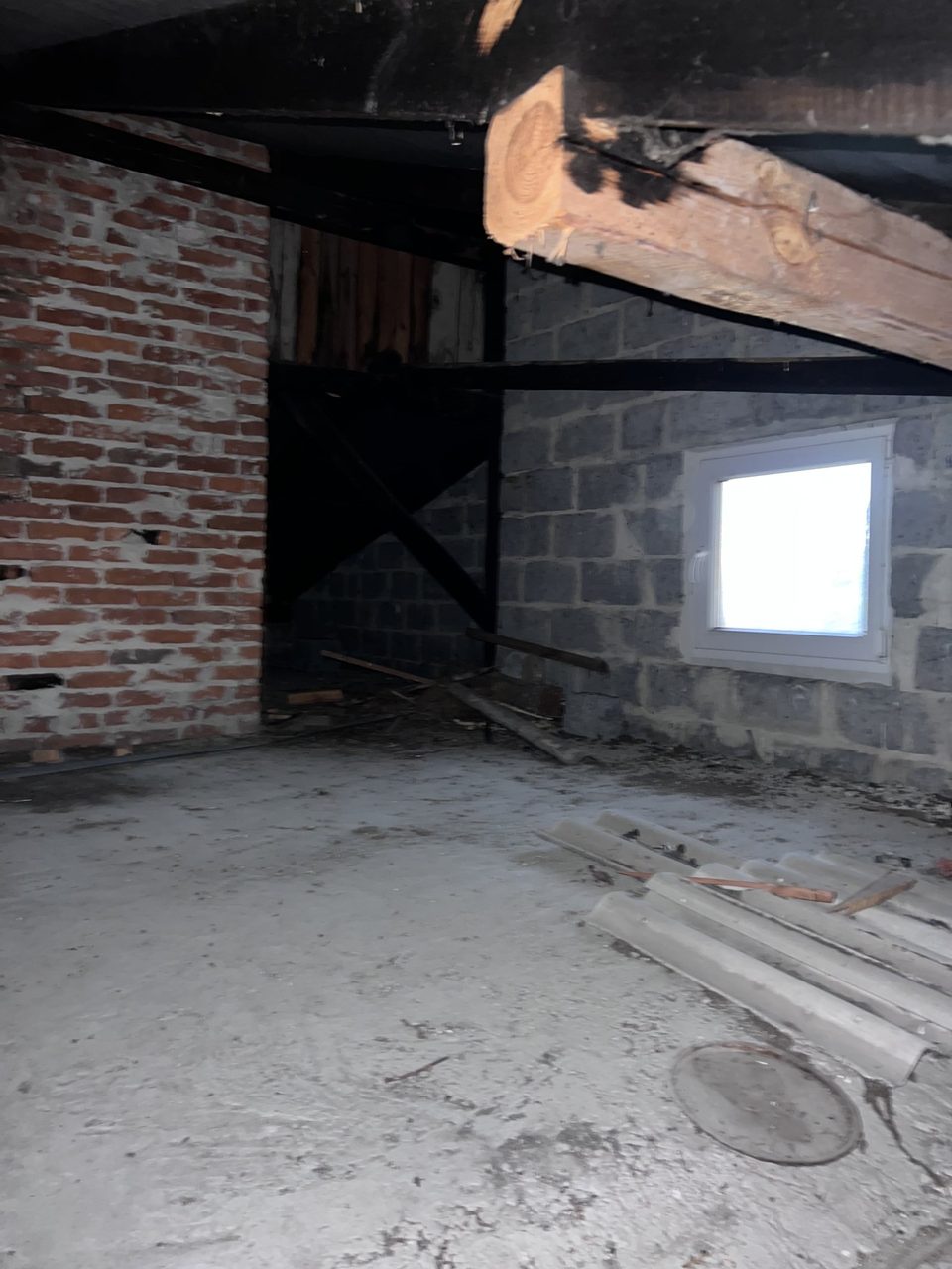 Nieogrzewane poddasze przed ociepleniem — strop bez izolacji