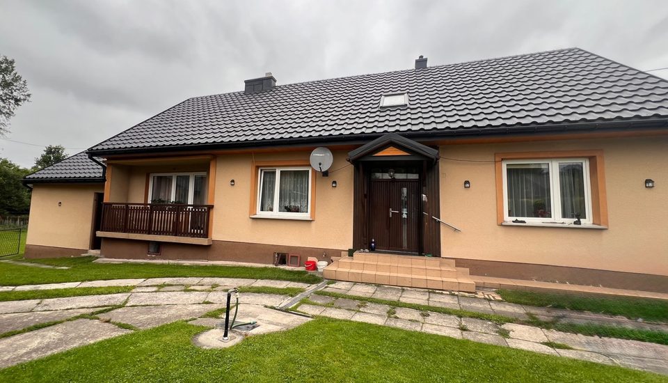 Dom z 1955 r. w Zatorze przed termomodernizacją — elewacja frontowa ze starym tynkiem