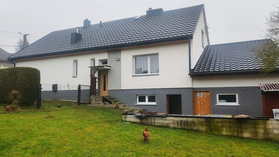 Strona ogrodowa domu w Zatorze po ociepleniu ścian i wymianie stolarki